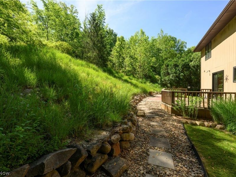8365 Crinkleroot Clearing , Brecksville, OH 44141 Photo 5