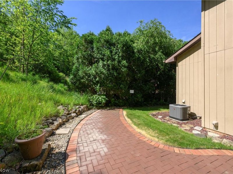 8365 Crinkleroot Clearing , Brecksville, OH 44141 Photo 9