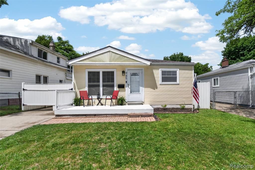985 E Jarvis Avenue, Hazel Park, MI 48030 Main Photo
