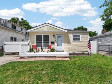 985 E Jarvis Avenue, Hazel Park, MI 48030