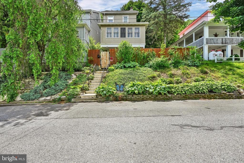 427 E RAILROAD STREET , NESQUEHONING, PA 18240