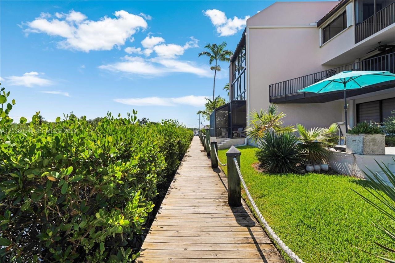 6112 Paradise Point Dr, Palmetto Bay, FL 33157 Photo