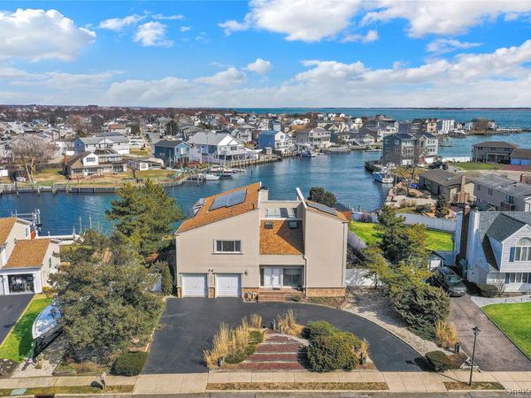 49 Dolphin Lane E, Copiague, NY 11726