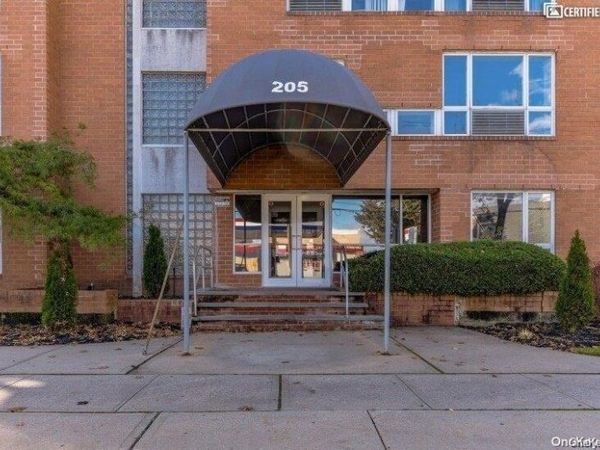 205 Mineola Boulevard , Mineola, NY 11501