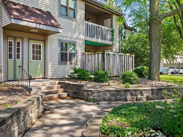 8601 Alpine Drive, Unit D, Urbandale, IA 50322