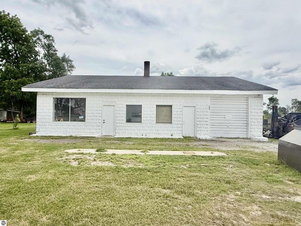 505 Saginaw Street W, Breckenridge, MI 48615