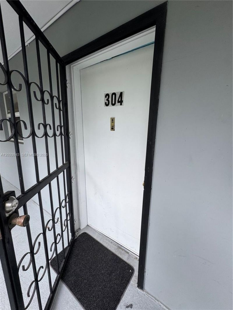 645 NE 121st St, Unit 304, North Miami, FL 33161 Photo
