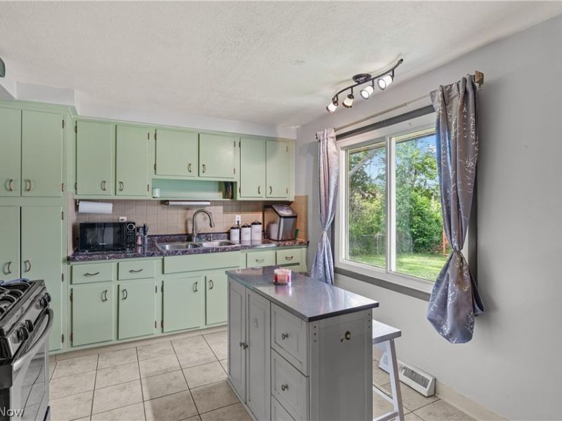 13548 Holland Road, Brook Park, OH 44142 Photo 10