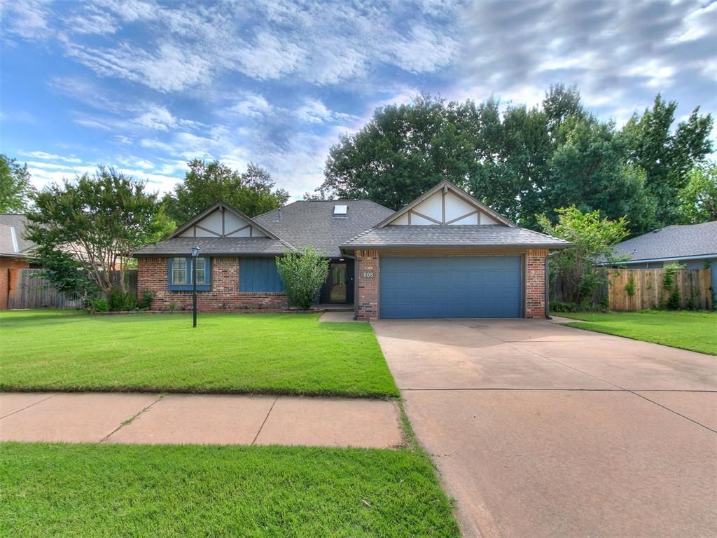 808 Lakeside Circle, Edmond, OK 73012 Main Photo