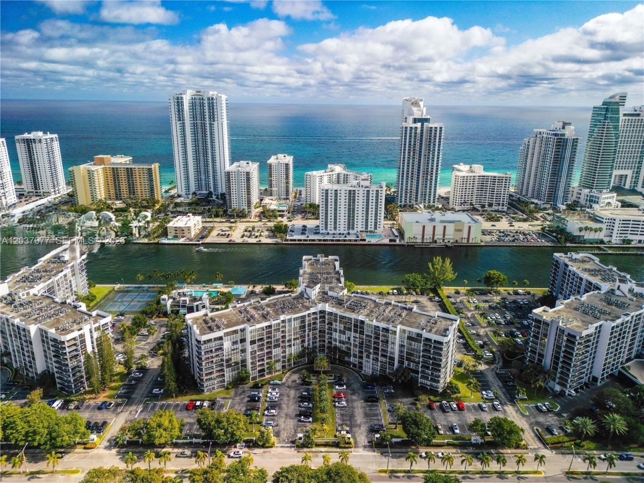 800 Parkview Dr , Unit 1018, Hallandale Beach, FL 33009 Photo