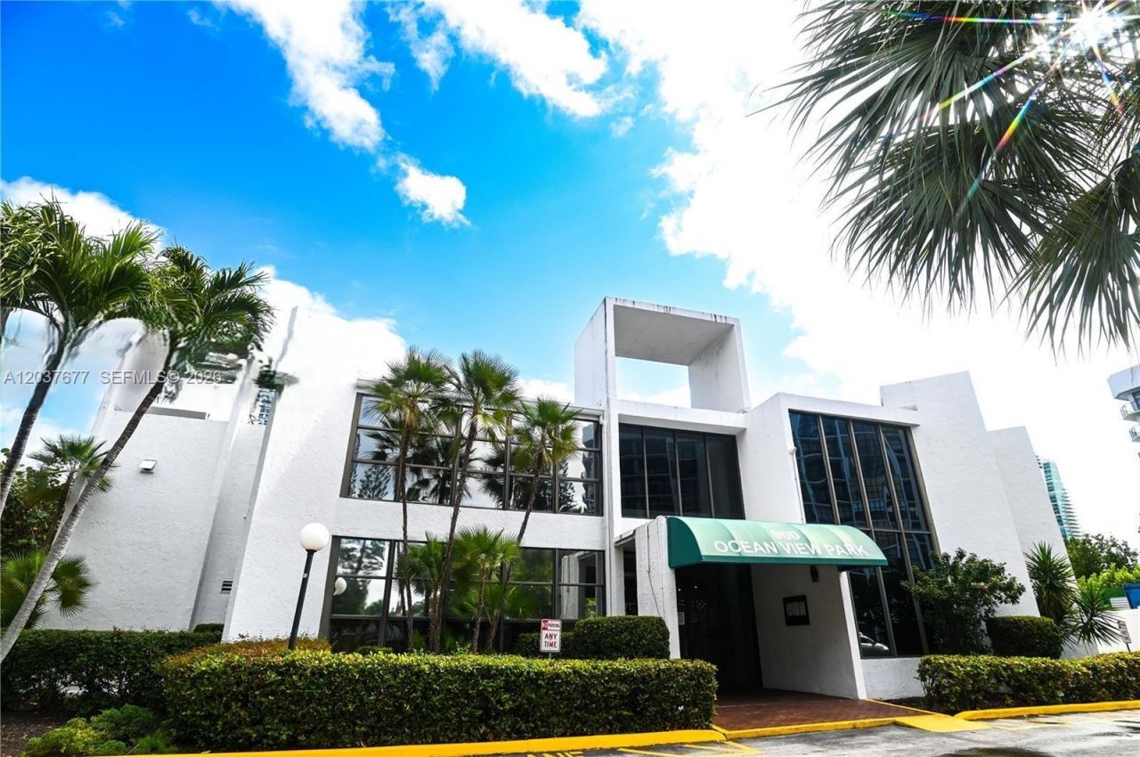 800 Parkview Dr , Unit 1018, Hallandale Beach, FL 33009 Photo