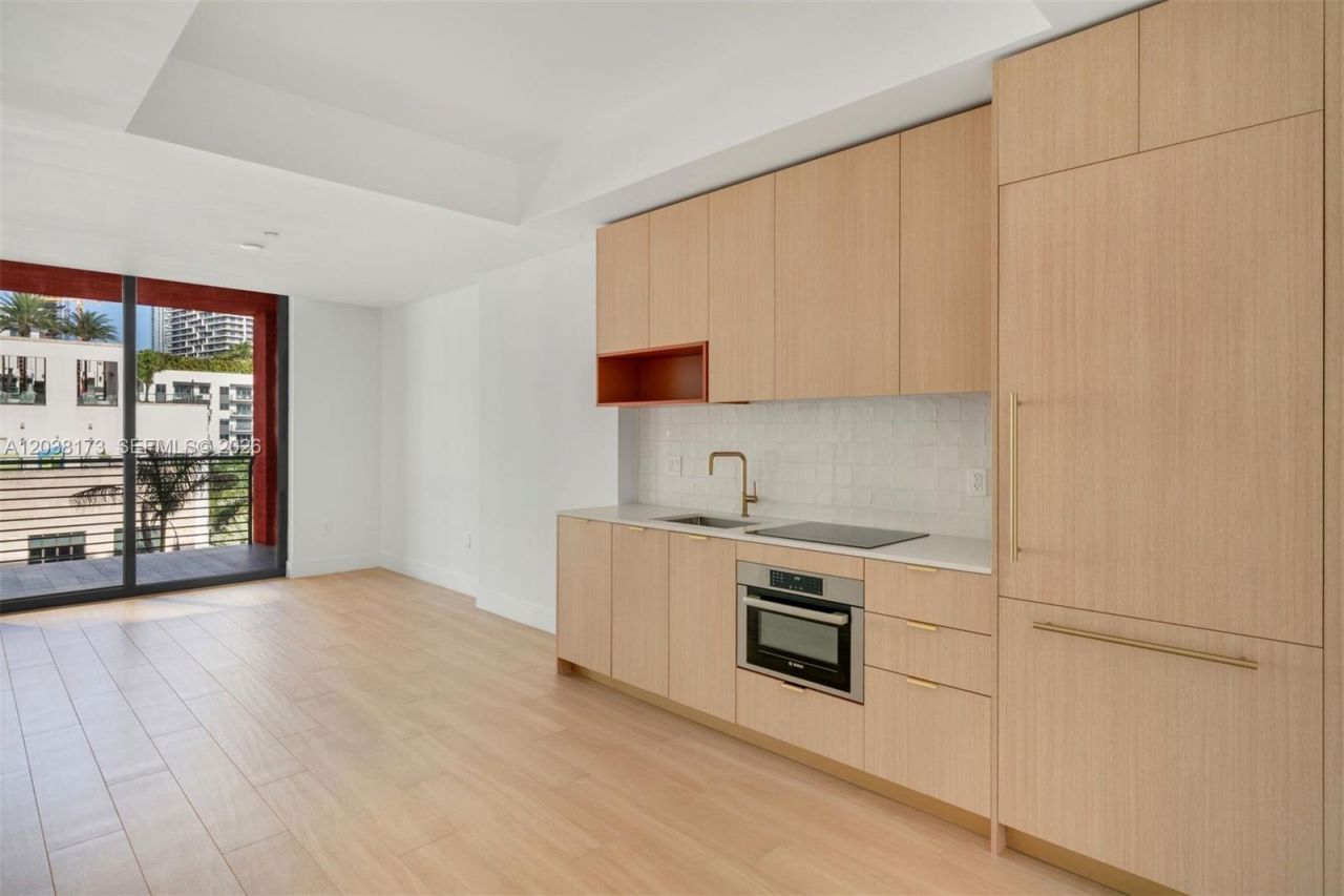 90 32 , Unit 503, Miami, FL 33131 Photo