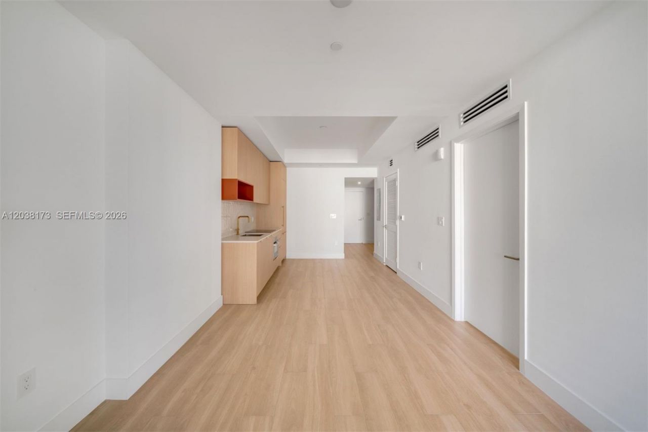 90 32 , Unit 503, Miami, FL 33131 Photo