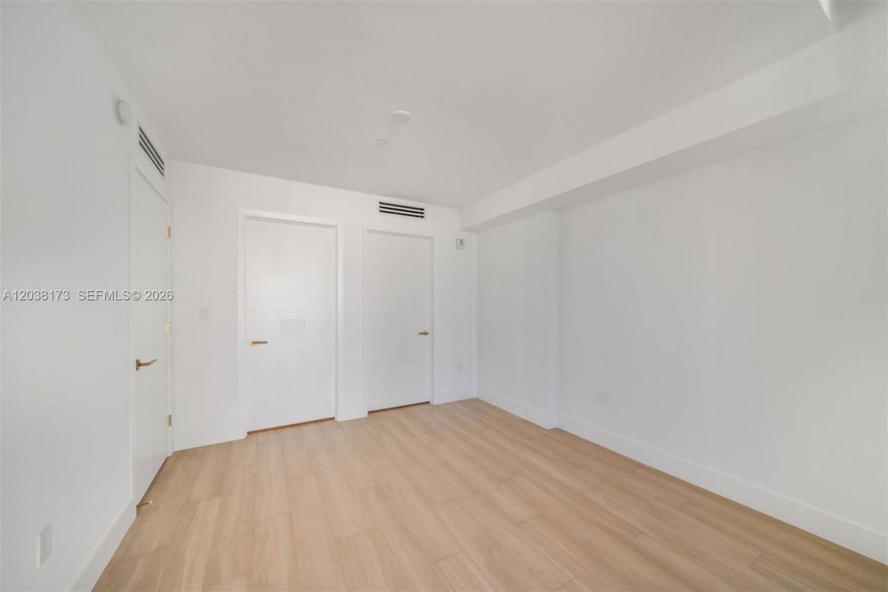 90 32 , Unit 503, Miami, FL 33131 Photo