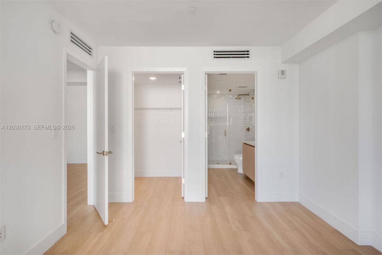 90 32 , Unit 503, Miami, FL 33131 Photo