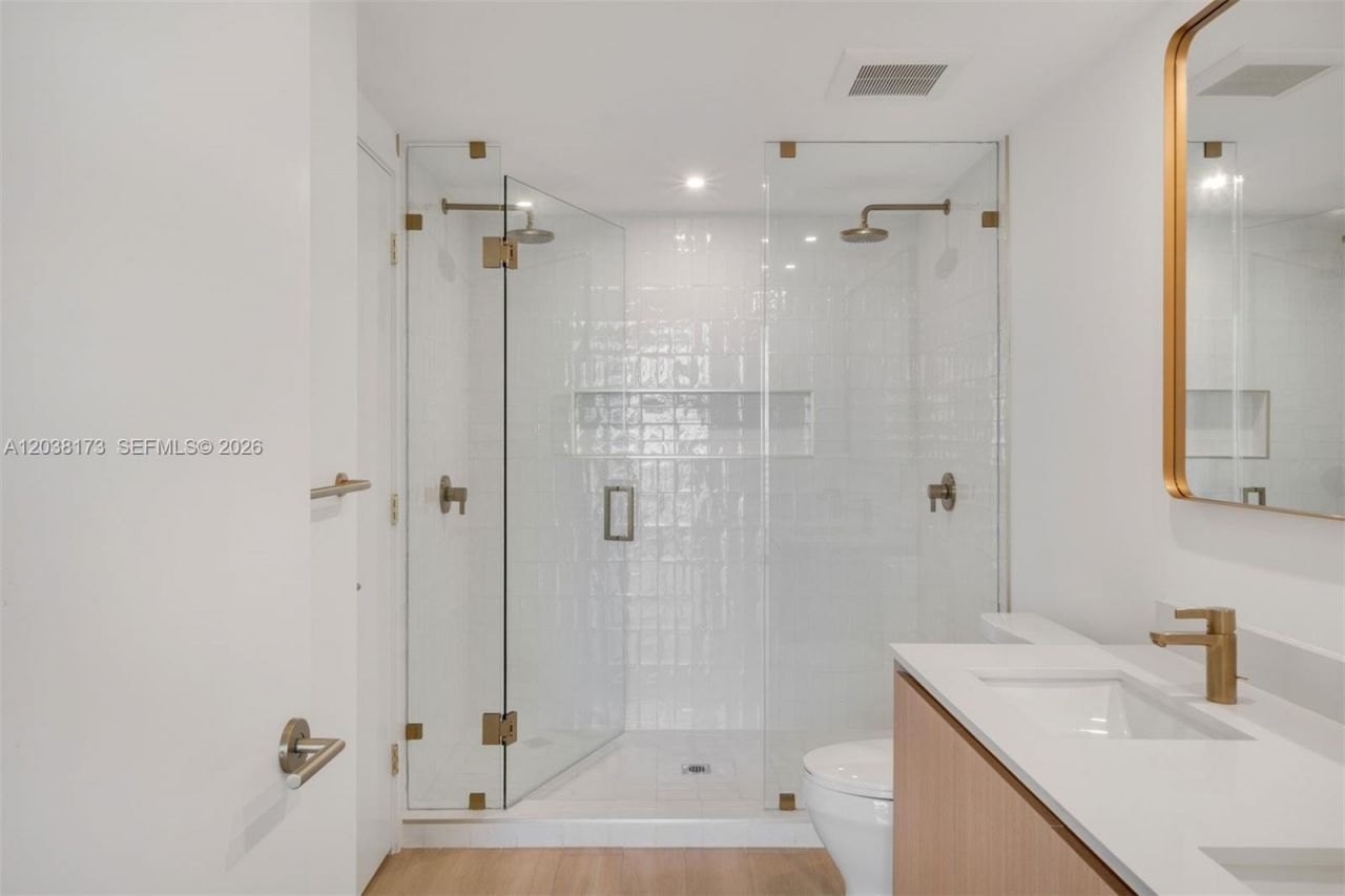 90 32 , Unit 503, Miami, FL 33131 Photo