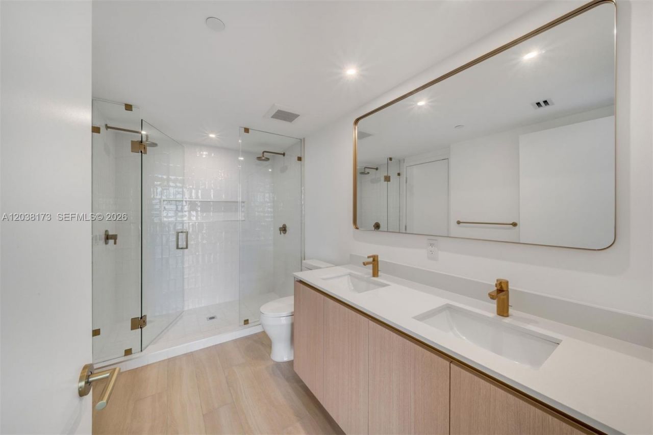 90 32 , Unit 503, Miami, FL 33131 Photo