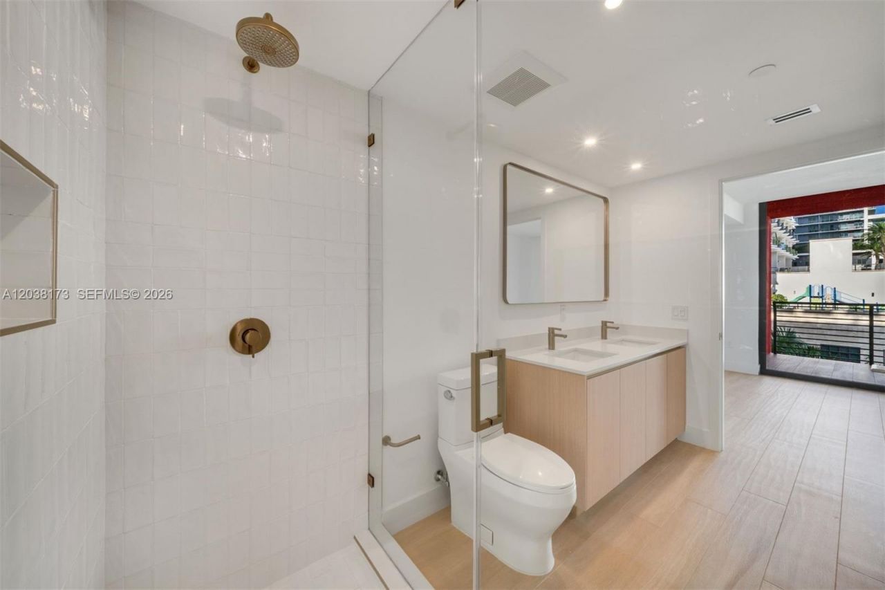 90 32 , Unit 503, Miami, FL 33131 Photo