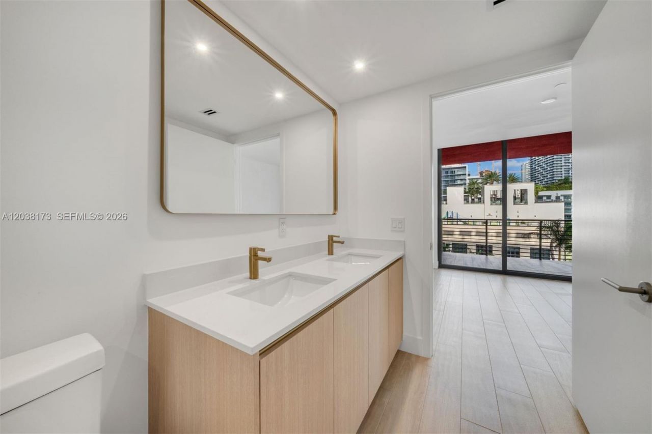 90 32 , Unit 503, Miami, FL 33131 Photo