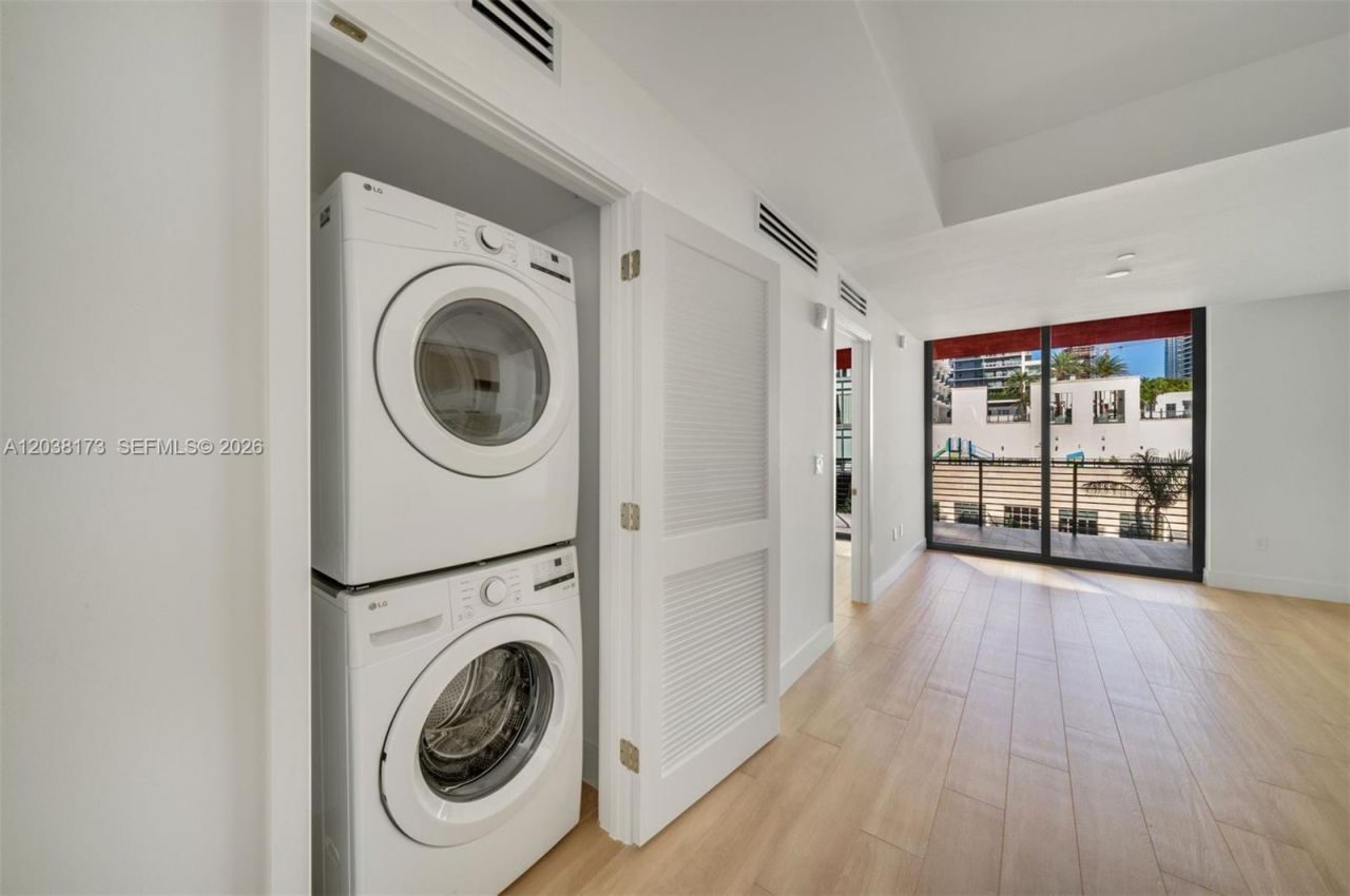 90 32 , Unit 503, Miami, FL 33131 Photo