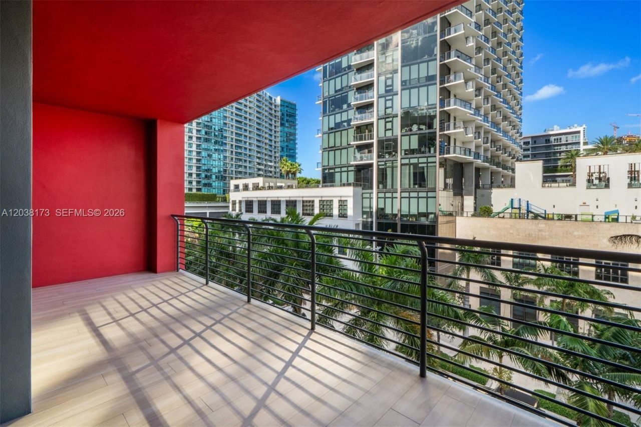 90 32 , Unit 503, Miami, FL 33131 Photo