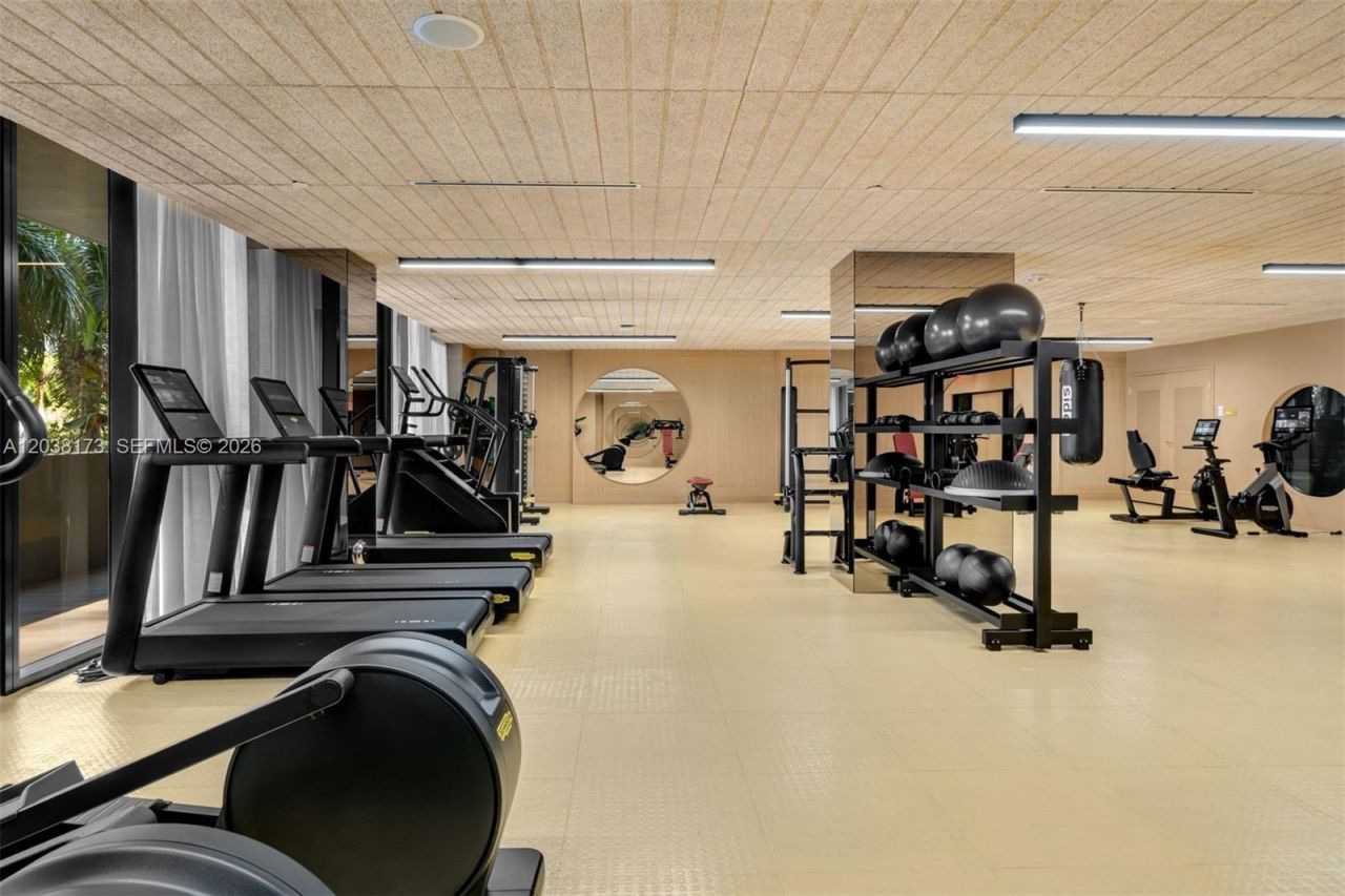 90 32 , Unit 503, Miami, FL 33131 Photo
