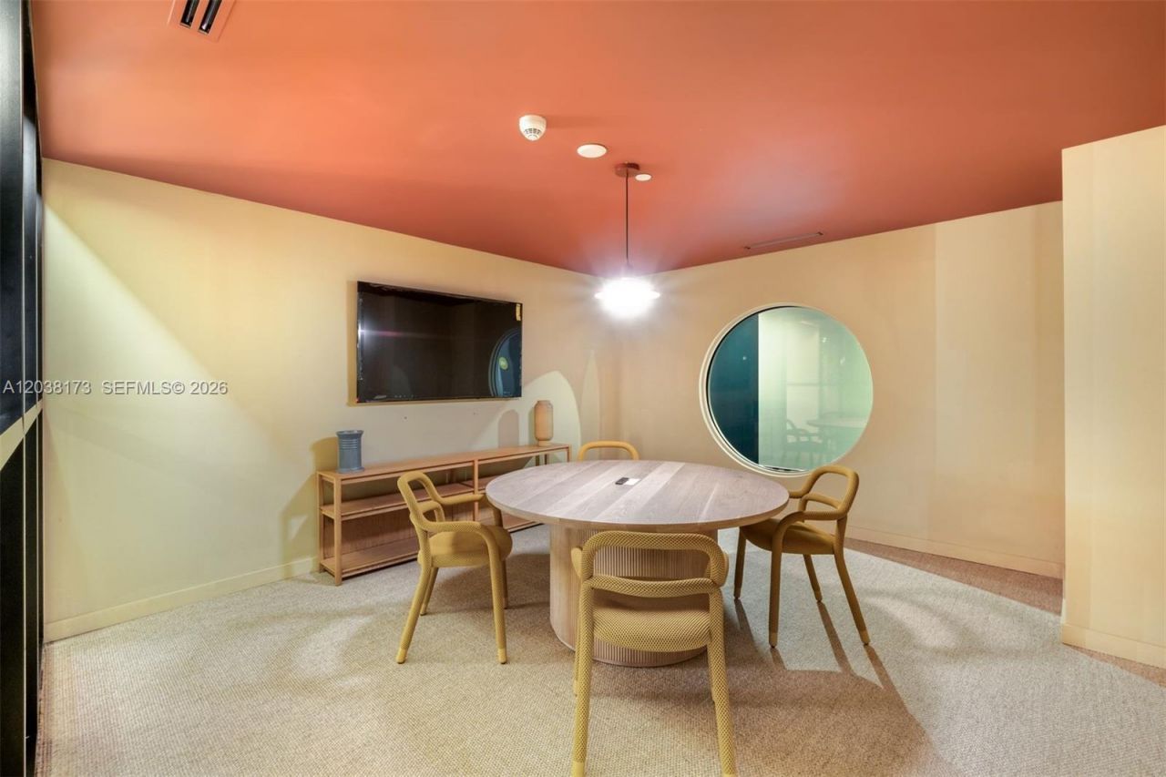 90 32 , Unit 503, Miami, FL 33131 Photo