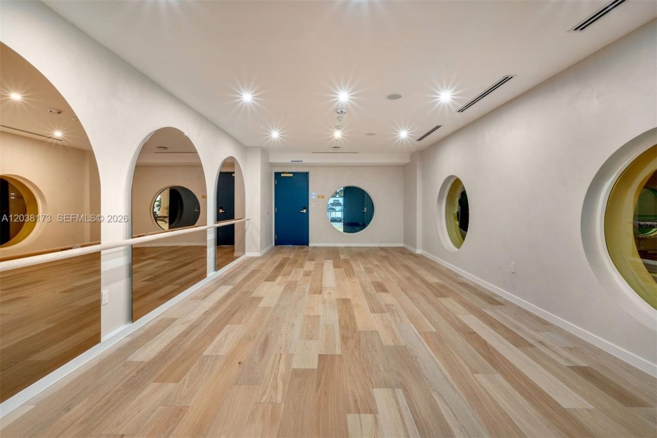 90 32 , Unit 503, Miami, FL 33131 Photo