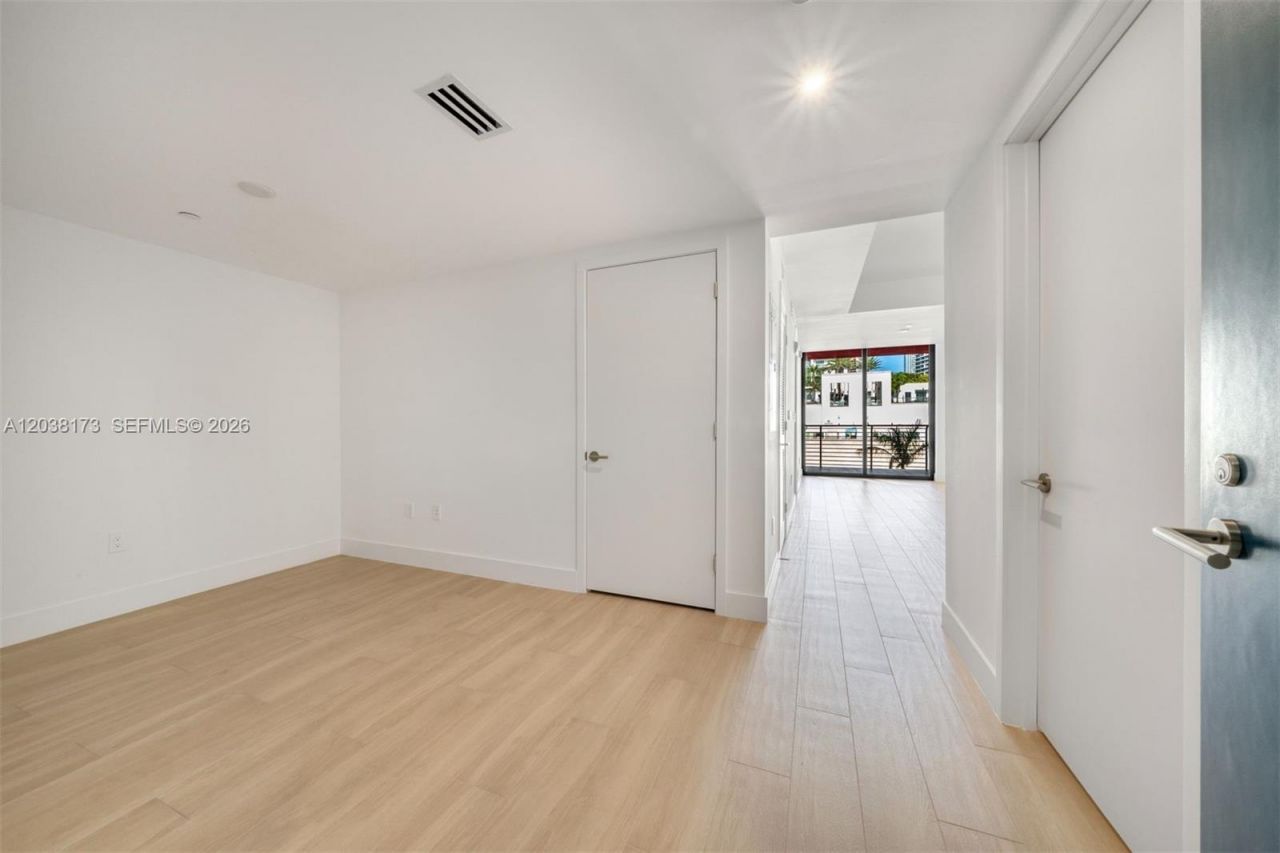 90 32 , Unit 503, Miami, FL 33131 Photo