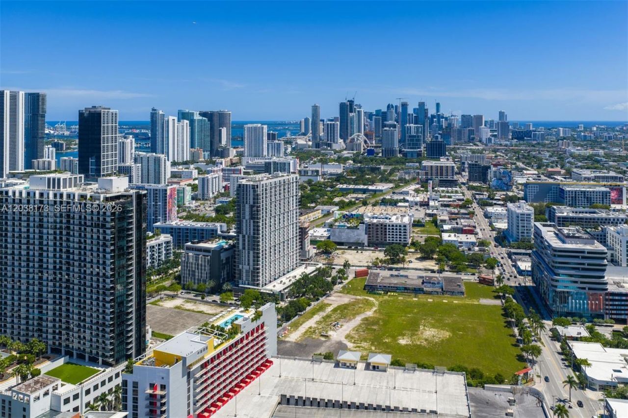 90 32 , Unit 503, Miami, FL 33131 Photo