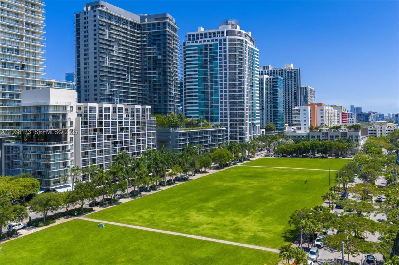 90 32 , Unit 503, Miami, FL 33131 Photo