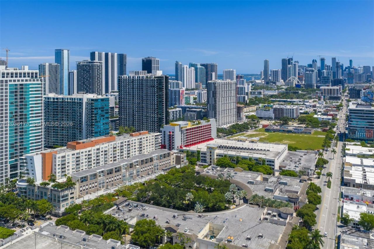 90 32 , Unit 503, Miami, FL 33131 Photo