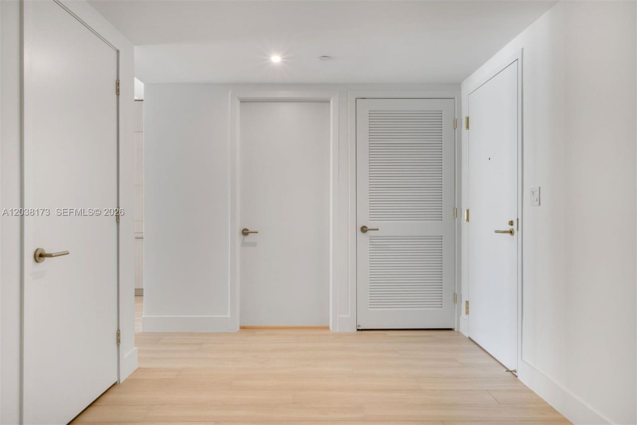 90 32 , Unit 503, Miami, FL 33131 Photo