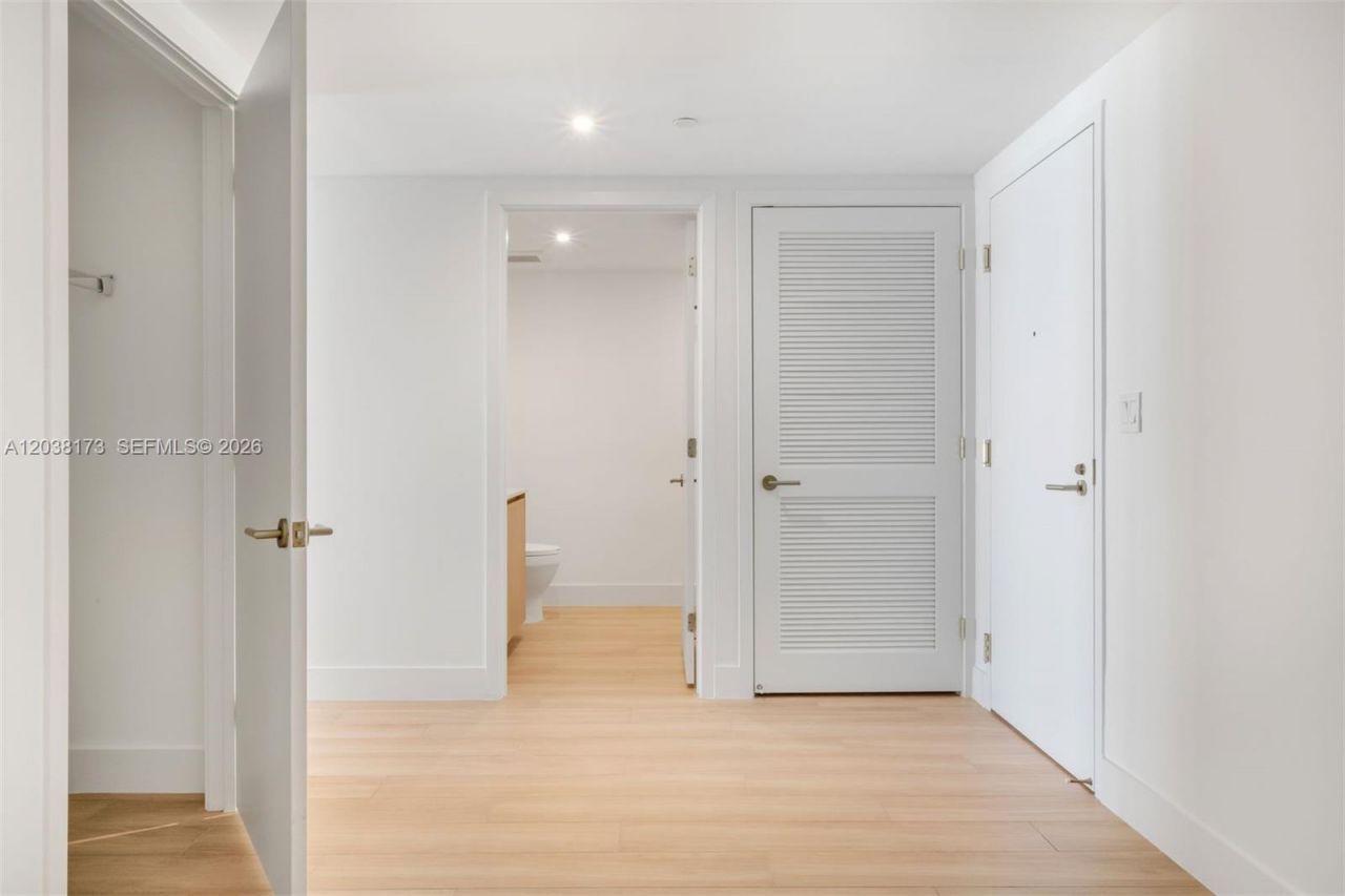 90 32 , Unit 503, Miami, FL 33131 Photo