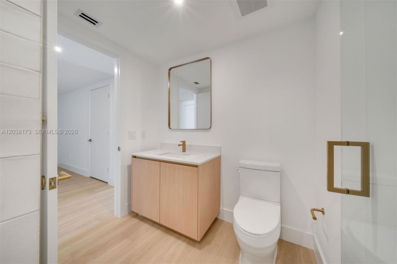 90 32 , Unit 503, Miami, FL 33131 Photo