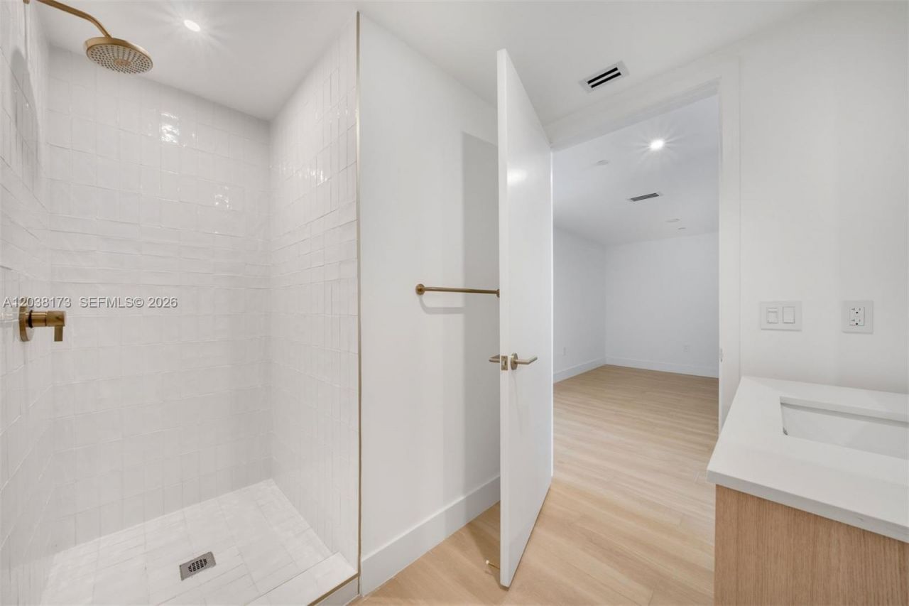 90 32 , Unit 503, Miami, FL 33131 Photo