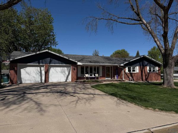 202 Kansas Ave SW, Orange City, IA 51041