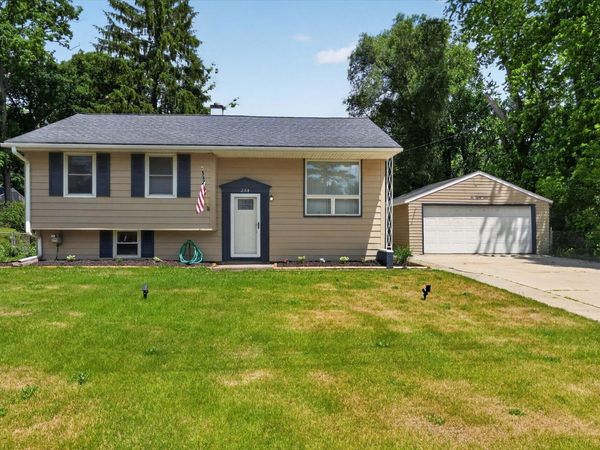 284 Stanford Lane, Jackson, MI 49203