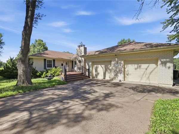 29585 Somerset Road, Paola, KS 66071