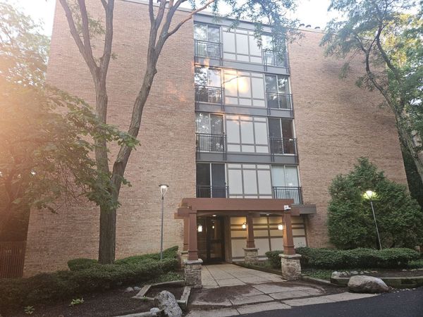 5800 Oakwood Drive , Unit 1J, Lisle, IL 60532