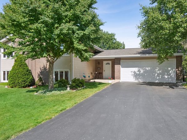 6601 MacArthur Drive , Woodridge, IL 60517