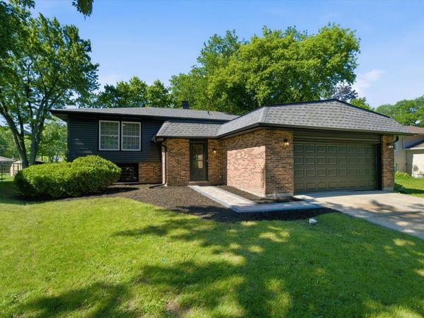34 Berkshire Drive, Wheeling, IL 60090