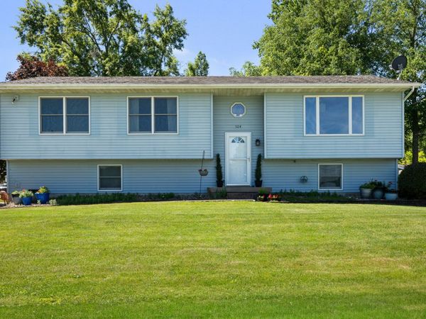 504 4th Avenue W, Andalusia, IL 61232