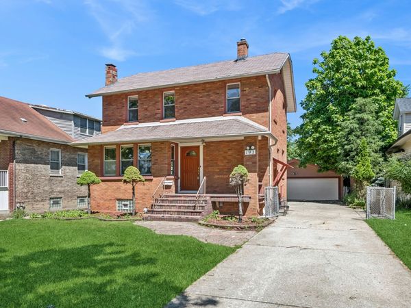 192 Waubansee Road , Riverside, IL 60546