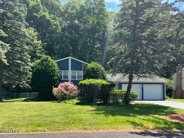 4 Blue Mountain Trail, East Greenbush, NY 12061