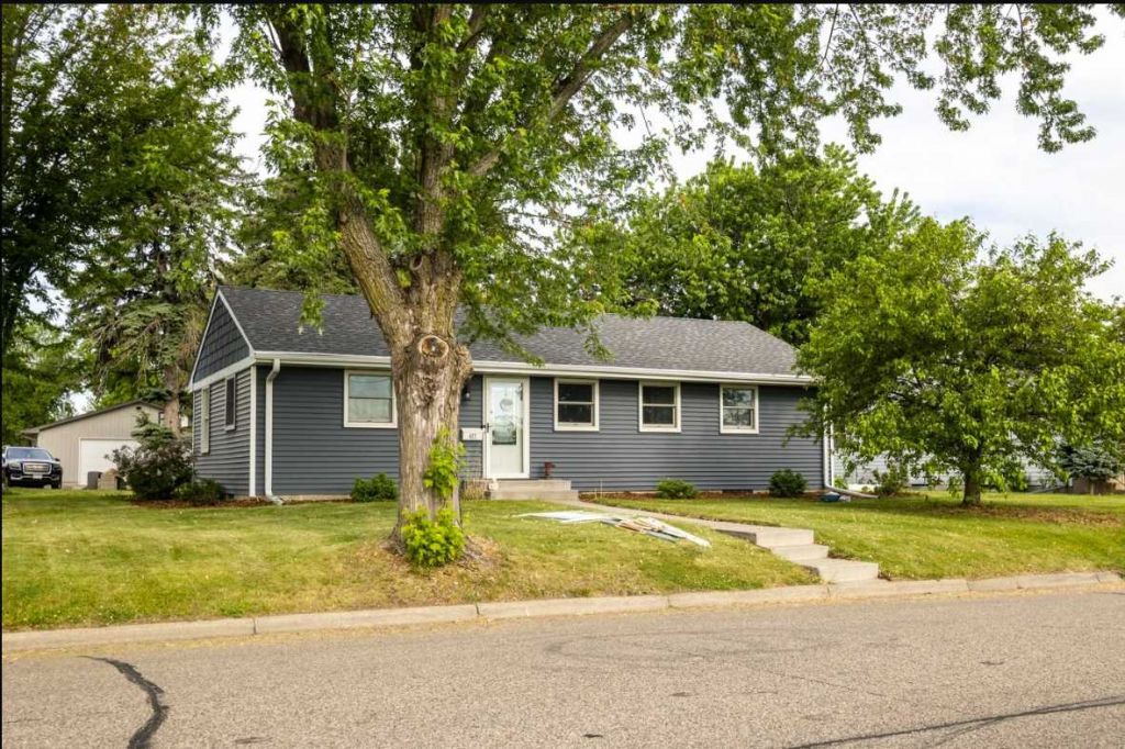 417 6th Avenue NE, Osseo, MN 55369