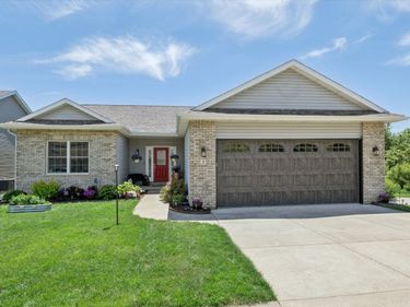 2 Frontier Court , Leclaire, IA 52753
