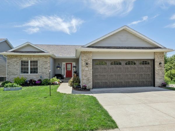 2 Frontier Court , Leclaire, IA 52753