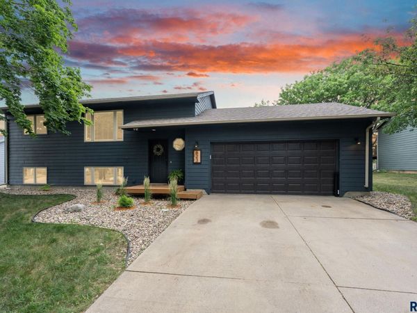 623 Hickory Ln, Harrisburg, SD 57032