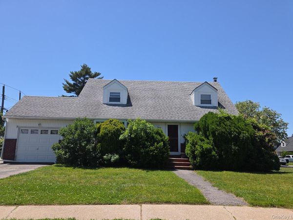 80 Elmwood Street , Plainview, NY 11803